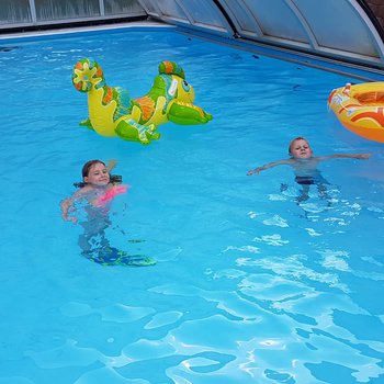 Kinder im Pool